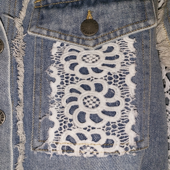 NEW Veveret Light Blue Jean Jacket with Eyelet Lace Size Small - Picture 13 of 17